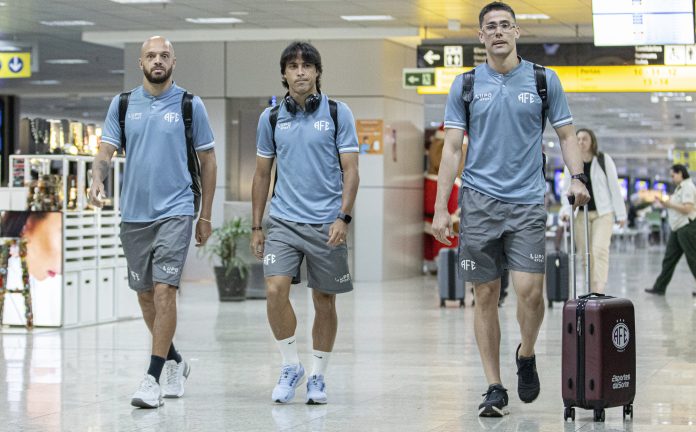 Elenco da ferroviária chega no paraná