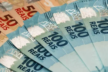 Décimo terceiro, notas de 100 reais e 50 reais