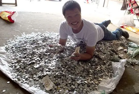 homem em cima das moedas