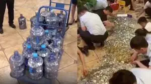 funcionários contando moeda